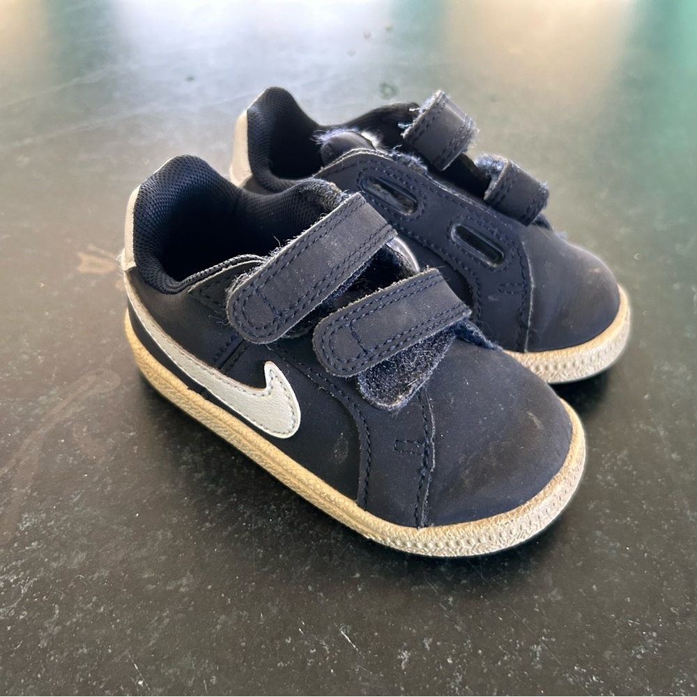 Nike Kids Velcro Navy Blue Sneakers in size 5
